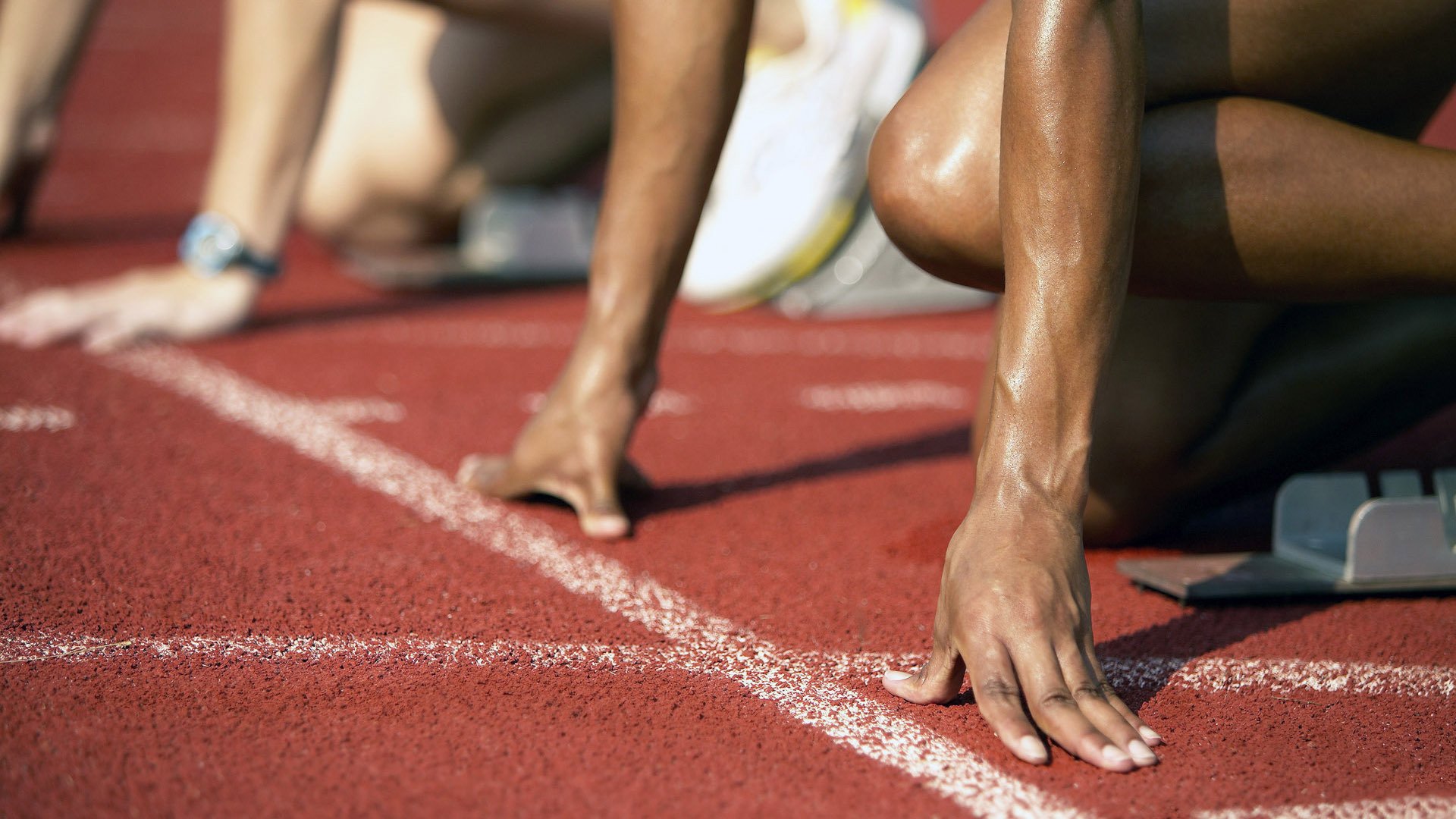 那不勒斯高位压迫打乱对方节奏，那不勒斯的球场